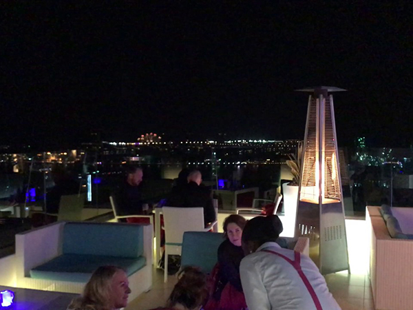 Pure Sky Lounge مطعم استثنائي في دبي يقدّم لك الطعام من الطابق الـ35